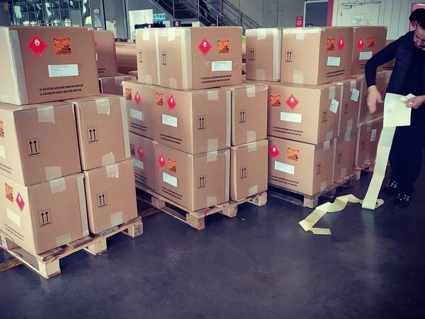 Kolilerin tek tek etiketlenmesi ve işaretlenmesi