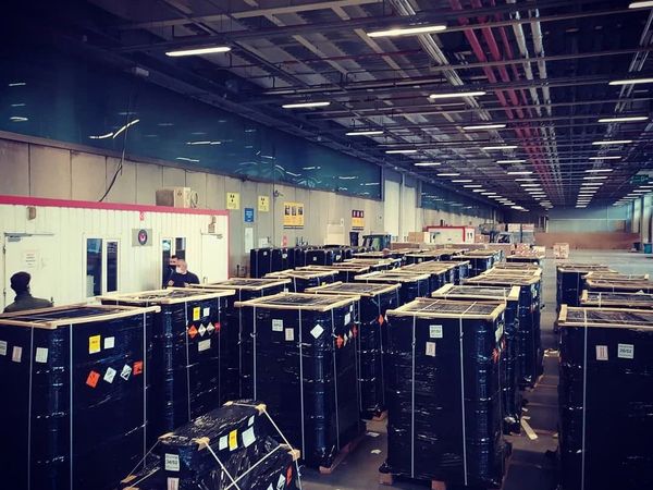 Streç filmle sarılıp etiketlenerek sevkiyata hazırlanan tehlikeli madde paletleri