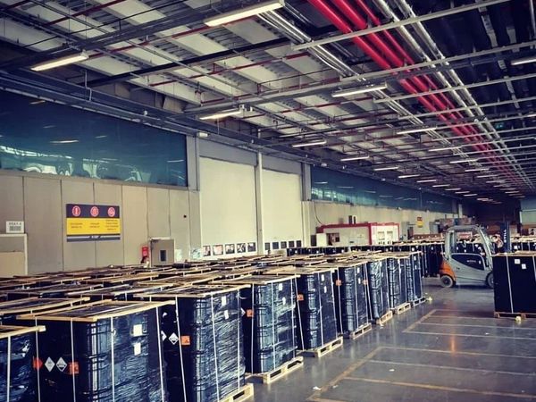 Sevkiyat öncesi sıraya dizilen overpack paletler