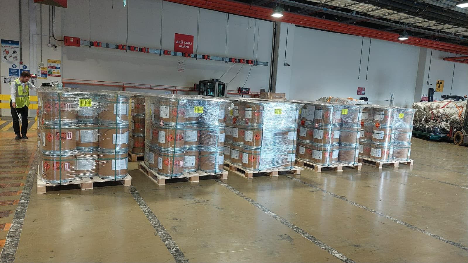 Kargo terminalinde uçuşa hazırlanan 1.4 sınıfı tehlikeli madde paletleri