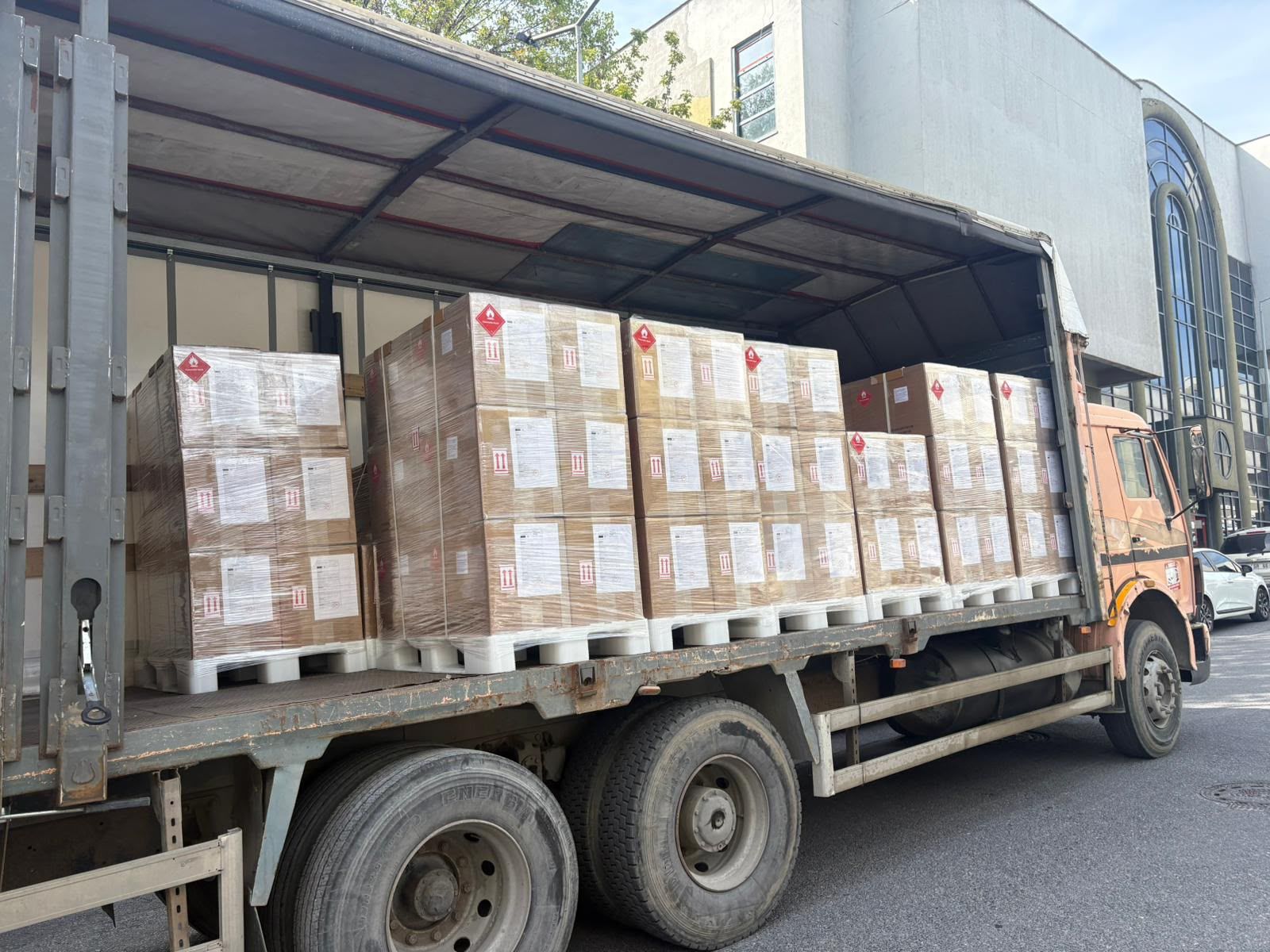 Etiketlenip paletlenen yanıcı madde gönderisinin kamyona yüklenmesi
