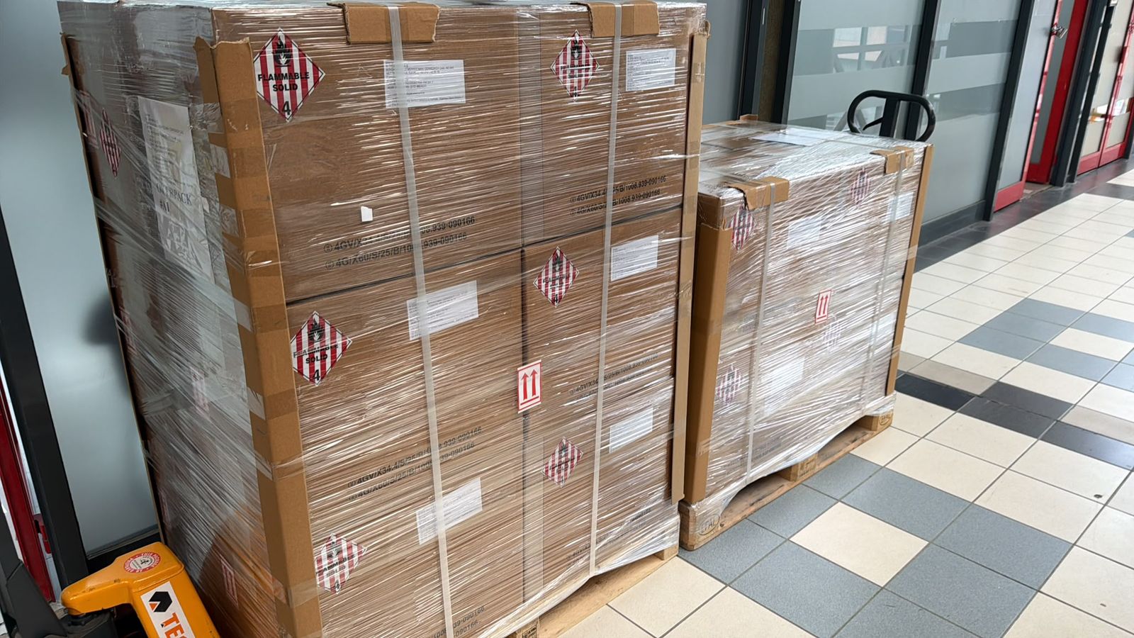 UN onaylı kutularla paketlenen, köşebent ve streç filmle sabitlenen 4.1 sınıfı yük