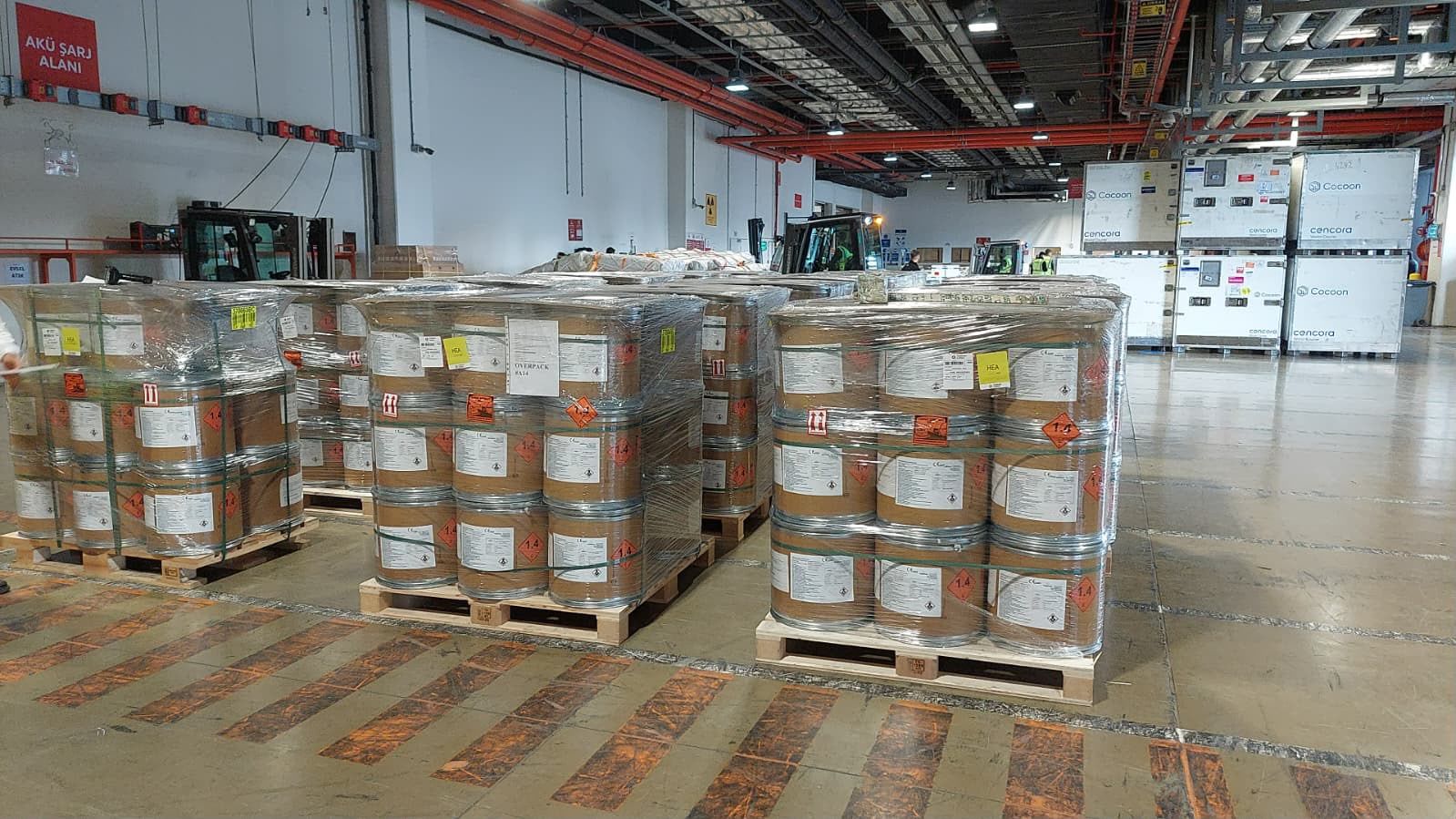 Overpack olarak hazırlanmış, etiketli fiber varil paletleri