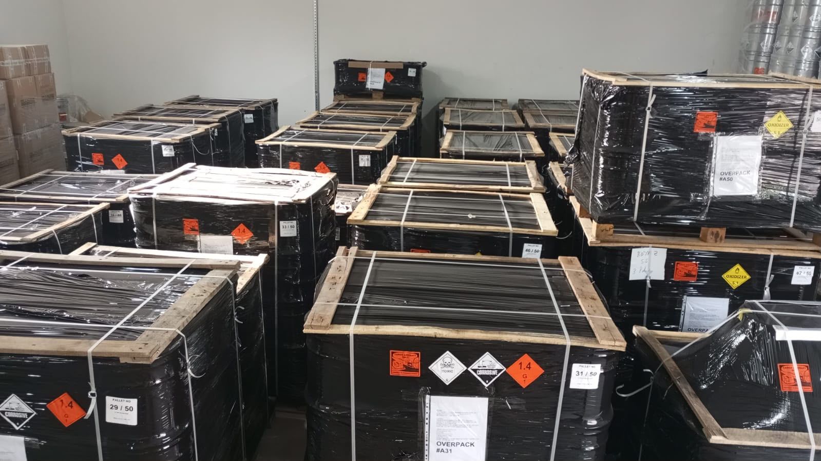 Ahşap çerçeveli, numaralandırılmış ve çoklu tehlike etiketli overpack paletler